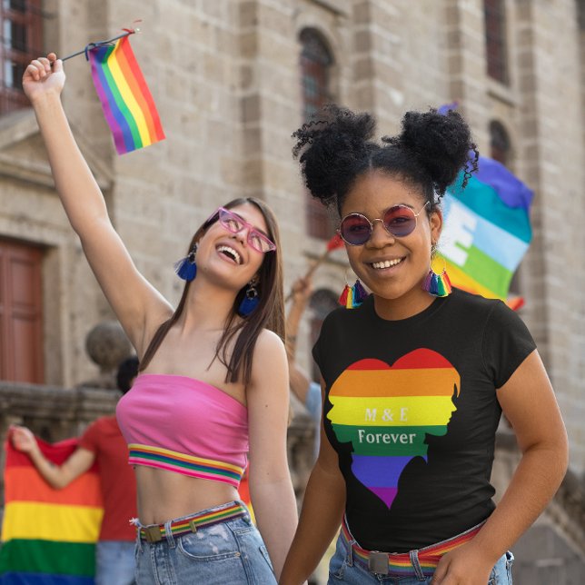 Camiseta Monograma de silueta con bandera arcoiris femenino (Two Female Rainbow Flag Pride Silhouette Monogram T-Shirt)