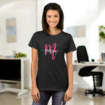 Camiseta Monograma estilizado moderno negro rosa caliente<br><div class="desc">Eleva tu guardarropa con nuestra camiseta Monograma Moderno y Moderno de color rosa caliente! Con un audaz matiz rosado caliente, este tee se personaliza con su monograma en un tipo de letra elegante y moderno para una moda y un aspecto personalizado. Fabricado con tejidos suaves y de alta calidad, ofrece...</div>
