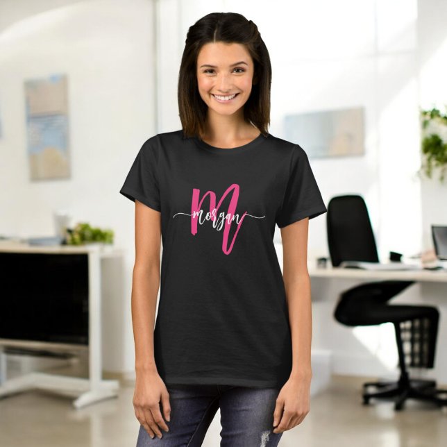 Camiseta Monograma estilizado moderno negro rosa caliente (Subido por el creador)