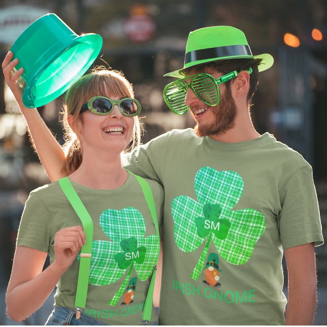 Camiseta Monograma Gnome Irlandés Shamrock St Patricks Unis (Irish Gnome Monogram Shamrock St Patricks Unisex T-Shirt)