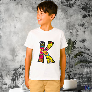 Camiseta Monograma K Tribal y Doodle Colorido y Divertido E