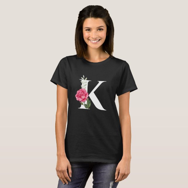 Camiseta Monograma Letra inicial K en blanco con rosa rosad (Anverso completo)