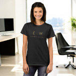 Camiseta Monograma Minimalista de oro negro clásico<br><div class="desc">Eleva tu estilo con nuestra elegante camiseta Monograma Black Gold Modern Minimalista. Este armario combina a la perfección la sofisticación clásica con el minimalismo contemporáneo, lo que lo convierte en un complemento versátil y elegante de su colección. Diseñada con meticulosa atención a los detalles, esta camiseta es más que sólo...</div>
