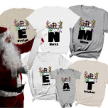 Camiseta Monograma personalizado con nombres Navidades rosa<br><div class="desc">Celebra las vacaciones con estilo con la camiseta de Navidades de familia Monograma personalizado con nombre, una mezcla perfecta de alegría festiva y personalización. Esta camiseta de los Navidades de la familia personalizado presenta un diseño de monograma combinado con un gorra de Navidades a cuadros adornado con luces lúdicas, lo...</div>