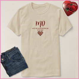 Camiseta Monograma Rojo Cereza Moderno Nombre del Esposo y 