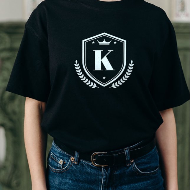 Camiseta Monogramed Nombre inicial Laurel Wreath Badge (Subido por el creador)