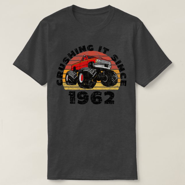 Camiseta Monster Truck Driver Crushing It Since 1962 Birthd (Diseño del anverso)
