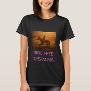 Camiseta Monta Gratis, Sueña Grande Jinete de Caballo Atard