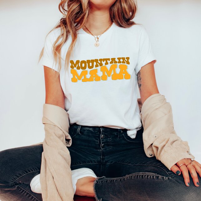 Camiseta Montaña Groovy Mama Shirt (Groovy, Mountain Mama, Nature Lover, Boho Chic, Adventure Vibes, Retro Style, Mountain Life, Outdoor)