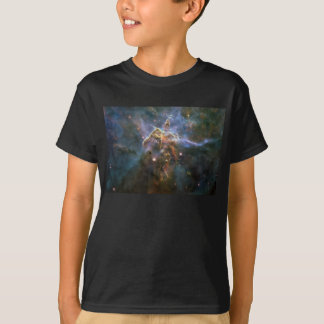 Camiseta Montaña mística en el espacio hubble de la nebulos