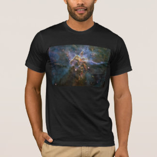 Camiseta Montaña mística en el espacio hubble de la nebulos