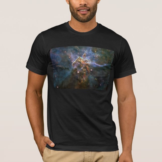 Camiseta Montaña mística en el espacio hubble de la nebulos (Anverso)
