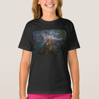 Camiseta Montaña mística en el espacio hubble de la nebulos