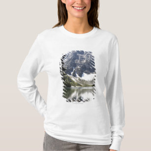Camiseta Montaña reflectora del lago mountain enmarcada por