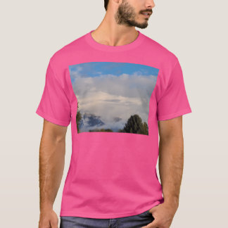 Camiseta Montaña Y Árboles Con Nubes Baja Colgando Largas