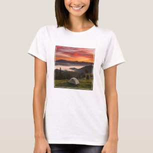 Camiseta Montañas   Amanecer de niebla de acampada