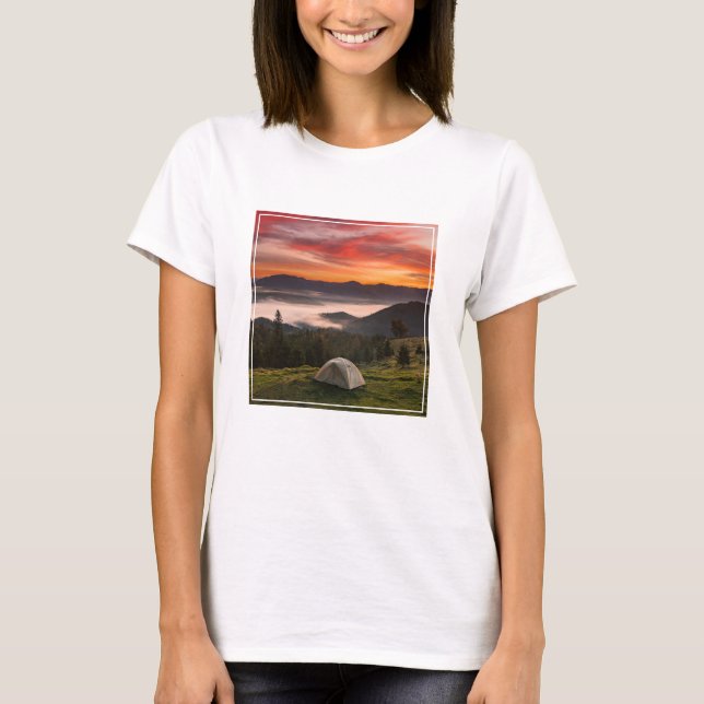 Camiseta Montañas | Amanecer de niebla de acampada (Anverso)