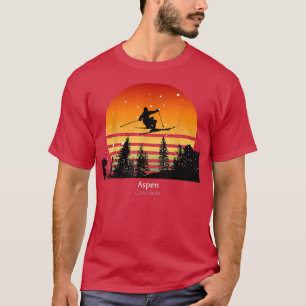 Camiseta Montañas cubiertas de nieve con esquiar al atardec