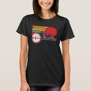 Camiseta Montañas de Banjo Retro y Sol Bosquejo Estilo Surf