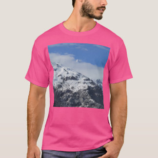 Camiseta Montañas Que Buscan Por Las Nubes Activas