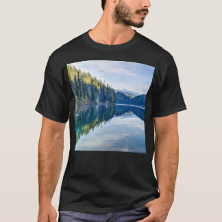 Camiseta Montañas Sobre Un Lago Glallado
