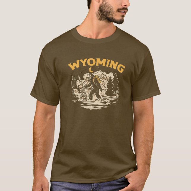 Camiseta Montañas Wyoming Caminando en Bigfoot Nighttime (Anverso)