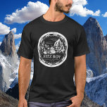 Camiseta Monte Fitz Roy - Cerro Chaltén Sudamérica<br><div class="desc">Presentamos nuestra camiseta para hombres negros con un diseño blanco impresionante del Monte Fitz Roy enmarcado en un motivo de brújula. Esta camiseta es la combinación perfecta de estilo y aventura, permitiéndole expresar su amor por la naturaleza y la exploración. El intrincado ilustracion del Monte Fitz Roy, rodeado por el...</div>