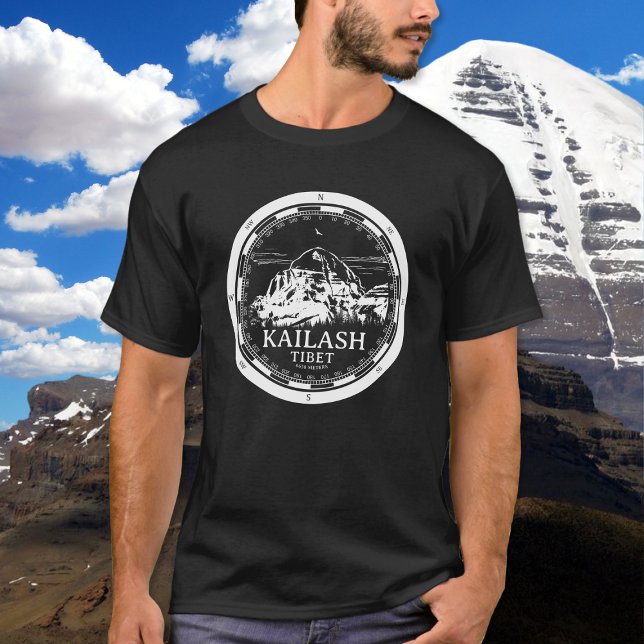 Camiseta Monte Kailash - Tíbet de Gang Rinpoche (Mount Kailash - Gang Rinpoche T-Shirt in Back with a white compass and mountain illustration)