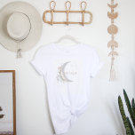 Camiseta Moon Child | Boho Hippie Mama<br><div class="desc">Esta camiseta de mamá tiene una bohemia floral y una tipografía escrita a mano. Esta camisa es perfecta para anunciar que esperas o das como regalo a la mejor madre de tu vida. No tiene más Moda de Boho que este "Stay Wild Moon Child Baby Shower". Con elementos de luna...</div>