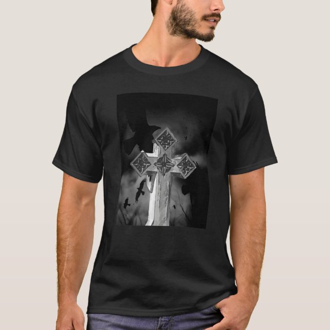 Camiseta Moonlit Gothic Cross With Crows (Anverso)