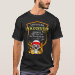 Camiseta Moonshine Company Cualquier nombre Funny Skull Moo<br><div class="desc">Cualquier empresa de alcohol casero de nombre que se haya diseñado de manera experta desde 1920 o cualquier fecha. Funny ropa temática de alcohol casero con un divertido cráneo con un tipo de llamas en un gráfico escudo. Simplemente elige tu estilo,  tamaño y color.</div>