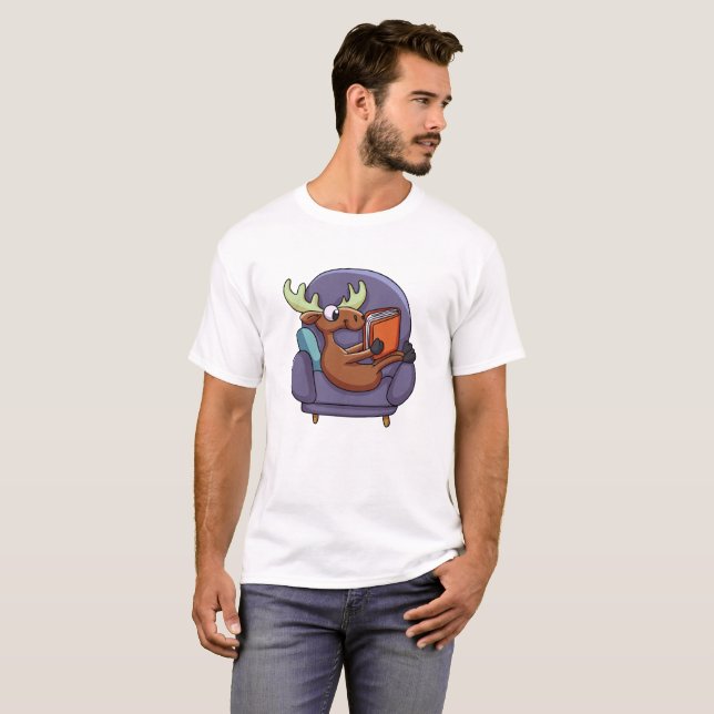 Camiseta Moose leyendo un libro en un sofá | elegir el colo (Anverso completo)