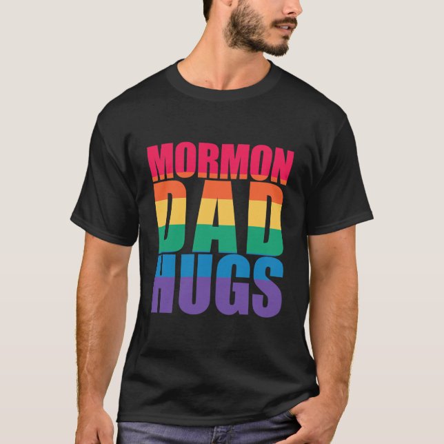 Camiseta MORMON DAD HUGS Meme del Orgullo Gay LGBT  (Anverso)