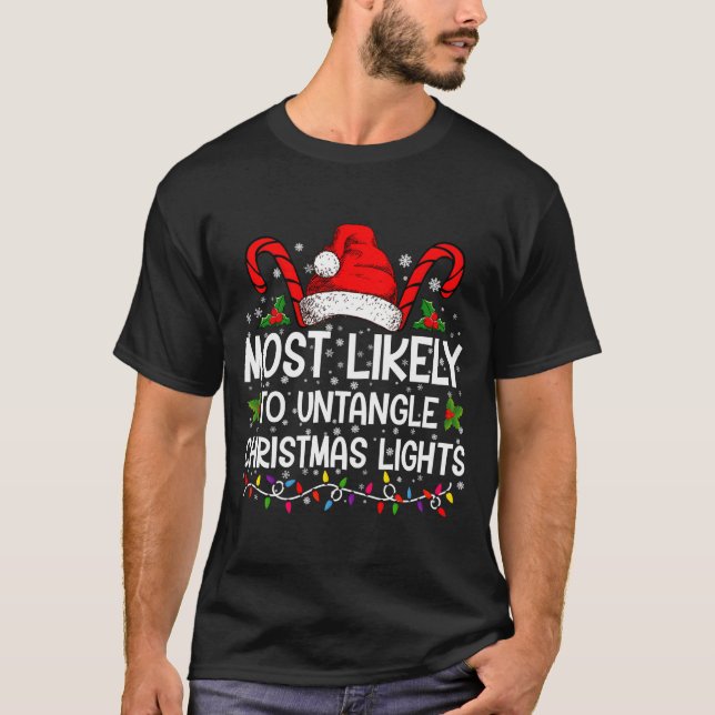 Camiseta Most Likely To Untangle Christmas Lights Matching  (Anverso)