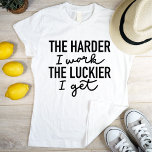 Camiseta Motivacionista Cuanto Más Dura Trabajo, Más Suerte<br><div class="desc">Guay elegante combinación de letra negrita con letras a mano texto inspirador motivacional simple El más duro que trabajo la suerte que me da. Perfecto regalo original para toda la gente trabajadora, que sean estudiantes, constructores de cuerpos, emprendedores, y son conscientes de que tú mismo eres tu mejor creador de...</div>