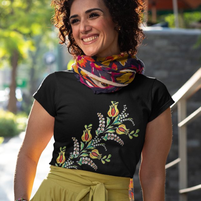 Camiseta motivos florales amarillos en Hungría (Subido por el creador)