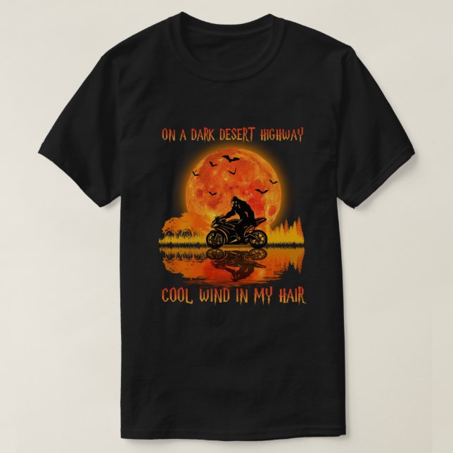 Camiseta Motocicleta De Pie Grande En Una Autopista Del Des (Diseño del anverso)