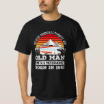 Camiseta Motohogar - Nacido en 1951 70th Birthday Gift Old<br><div class="desc">Nunca subestimes a un anciano con un Motohome nacido en 1951. Regalo de cumpleaños número 70 para hombres,  esposos,  abuelitos que aman las vacaciones de camping. Regalos del Día del navidad y el Padre para propietarios de Campervan de 70 años.</div>