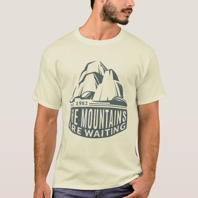 Camiseta Mountains Are Waiting Mountain Climber Design (Anverso)