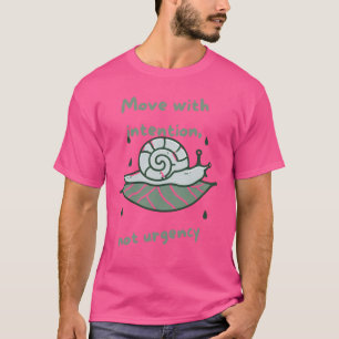 Camiseta Move with Intention – Snail Quote Art