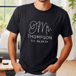 Camiseta Mr White Modern Script Custom Wedding<br><div class="desc">El guión moderno y casual de caligrafía blanca de moda "Mr.", camiseta de boda masculino, incluye texto personalizado que puede ser personalizado con el apellido del novio y fecha/fecha boda establecida. ¡Ideal para los recién casados que se ponen en luna de miel y más allá! Visita nuestra tienda para ver...</div>