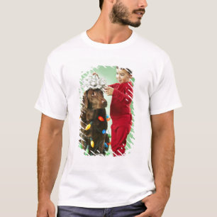 Camiseta Muchacho joven que envuelve luces de navidad