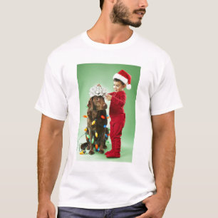 Camiseta Muchacho joven que envuelve luces de navidad