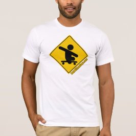 Camiseta Muchacho sin amarillo que cruza del monopatín de