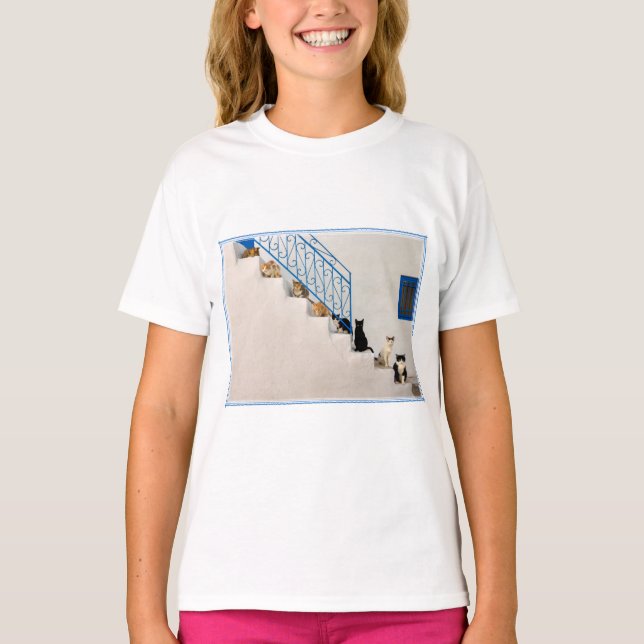 Camiseta Muchos gatos en una escalera blanca en un pueblo g (Anverso)