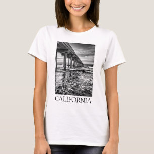 Camiseta muelle en blanco y negro al amanecer, California