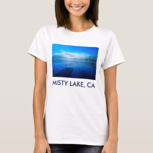 Camiseta Muelle en un lago tranquilo y brumoso, California