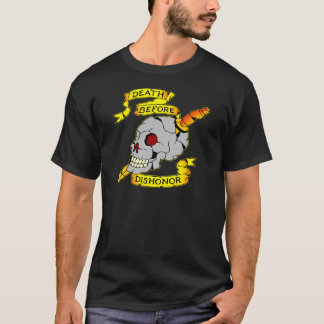 Camiseta Muerte antes del tatuaje del cráneo y de la daga