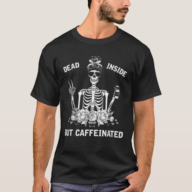 Camiseta Muerto adentro pero cafeinado esqueleto Messy Bun (Anverso)