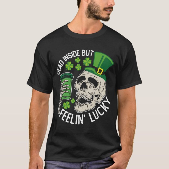 Camiseta Muerto adentro pero siento la suerte del cráneo de (Anverso)